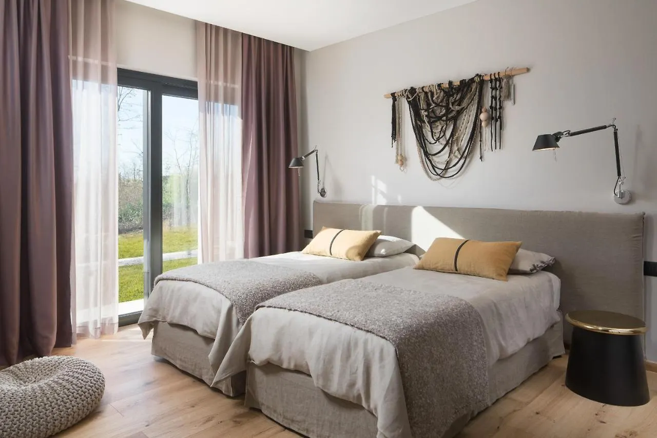 Villa Ulmus Karojba 0*,